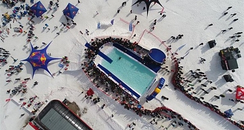 Erciyes&#39;te buzlu havuza atlama yarışması