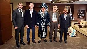 Karaosmanoğlu, Kazak Çapanı giydi