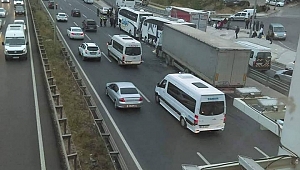 Çayırova'da TIR yolcu otobüsüne çarptı