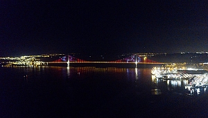 Osmangazi Köprüsü kırmızı beyaz renklere büründü!