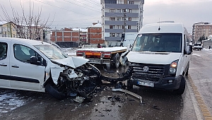 Servis minibüsü ile hafif ticari araç çarpıştı: 3 yaralı