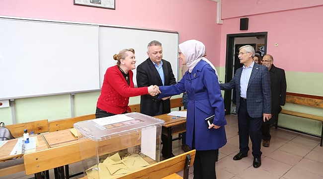  Katırcıoğlu ailesiyle birlikte oy kullanmaya gitti