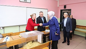  Katırcıoğlu ailesiyle birlikte oy kullanmaya gitti