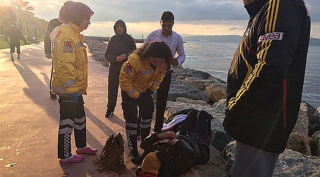 Denize düşen kadını Gebzeli polis kurtardı!