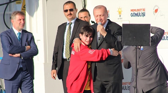 Erdoğan: Niye ağlıyorsun? Emirhan: Aşığım sana...