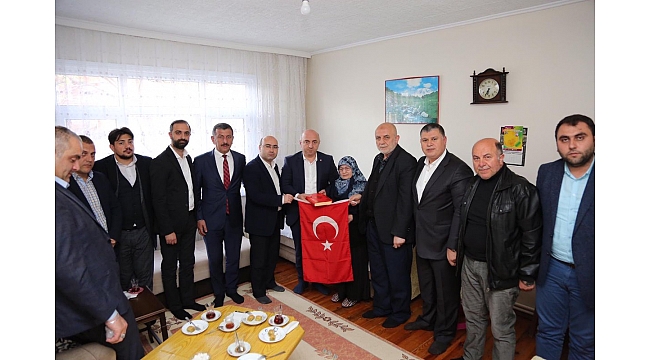Bıyık, şehit ailelerine Türk Bayrağı hediye etti
