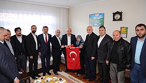 Bıyık, şehit ailelerine Türk Bayrağı hediye etti