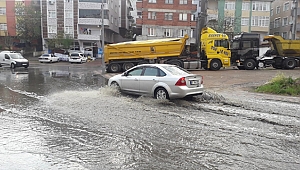 Çayırova'da yağmur hayatı felç etti