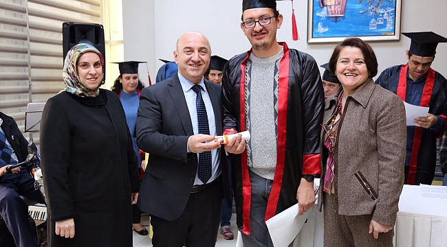 Darıca'da engelli vatandaşlar diplomalarını aldılar