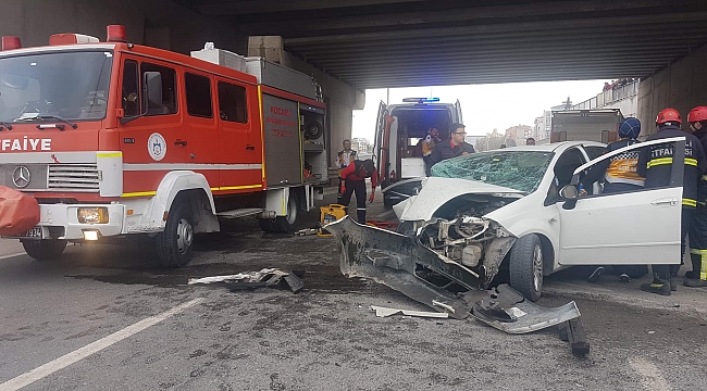 Gebze'de kaza! Araçta sıkışan iki kişiyi itfaiye kurtardı