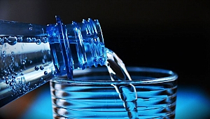 'Ses sağlığınız için günde 2 litre su için'