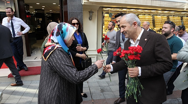 Başkan Büyükgöz, Annelere çiçek hediye etti