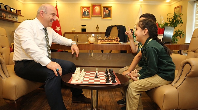 Bıyık, öğrencilerle satranç oynadı
