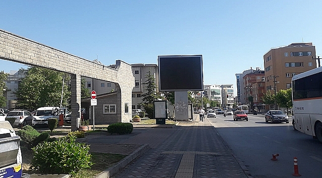 Gebze Belediyesi önüne dev ekran