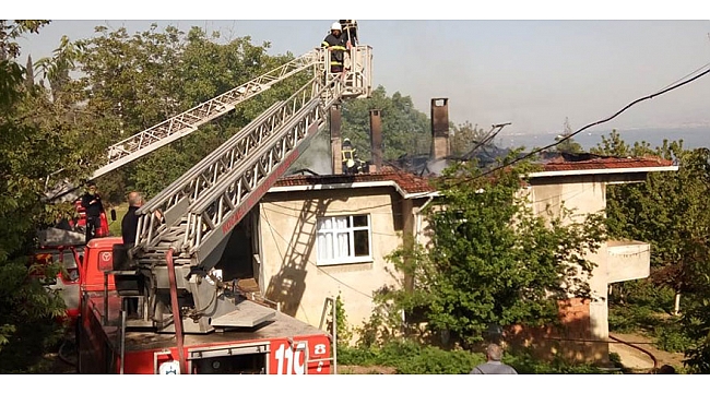 İki katlı evin çatısı yandı! Yangına müdahale ederken yaralandı