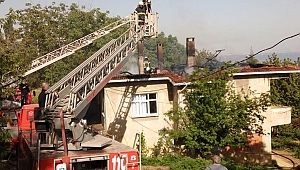 İki katlı evin çatısı yandı! Yangına müdahale ederken yaralandı