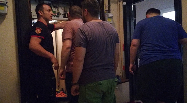 Asansörde mahsur kalan 3 kişiyi itfaiye ekipleri kurtardı