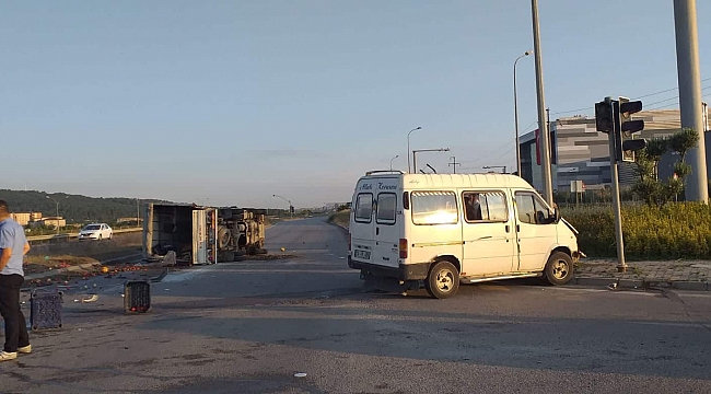 Gebze'de sebze yüklü kamyonetle minibüs çarpıştı!