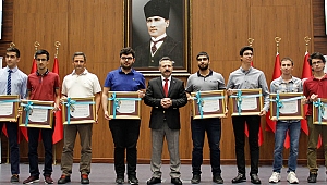 Vali Aksoy, başarılı öğrencileri ödüllendirdi