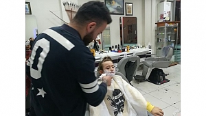 7 yaşındaki Tuana sakal traşı oldu