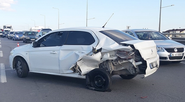 Otomobille hafif ticari araç çarpıştı: 2 yaralı