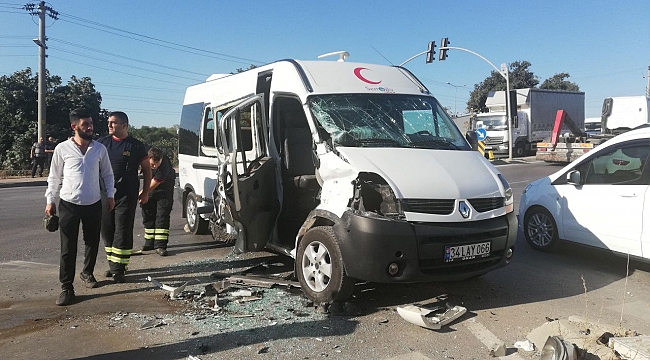 Servis otobüsü, kırmızı ışıkta geçen minibüse çarptı: 6 yaralı