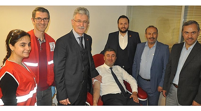 AK Partililerden Kızılay'a kan bağışı