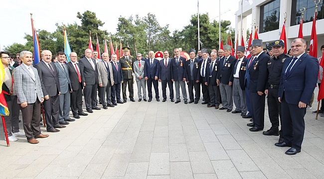 İlçe protokolü Atatürk Anıtına çelenk sundu