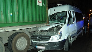 Servis minibüsü park halindeki TIR'a çarptı: 4 yaralı