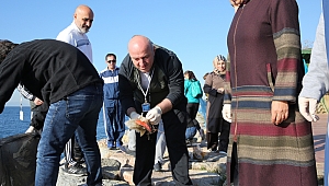 Başkan Bıyık öğrencilerle kıyı temizliği yaptı