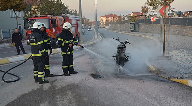 Ceza yazılan ehliyetsiz sürücü motosikleti yaktı