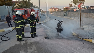 Ceza yazılan ehliyetsiz sürücü motosikleti yaktı