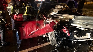 Gebze'de otomobil bariyerlere çarptı: 1 ölü, 1 yaralı