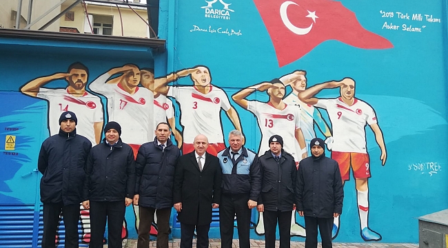 Mehmetçiğe asker selamıyla destek veren Milli Takım duvara çizildi