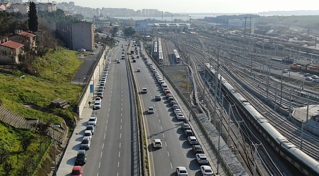 Gebze-Halkalı marmaray istasyonu çevresine park eden yüzlerce araç havadan görüntülendi