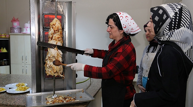 KO-MEK Türk Mutfağı’nda döner yapmayı öğreniyorlar
