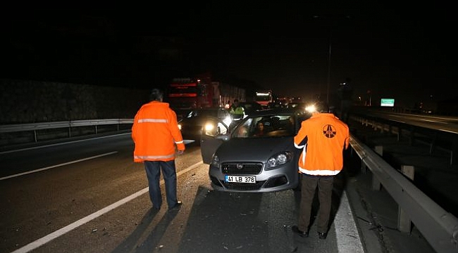 Kocaeli'de 5 otomobilin karıştığı zincirleme kaza otoyolda trafiği aksattı