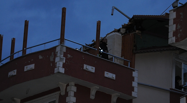Kocaeli’de şiddetli rüzgar etkili oldu, 2 binanın çatısı uçtu
