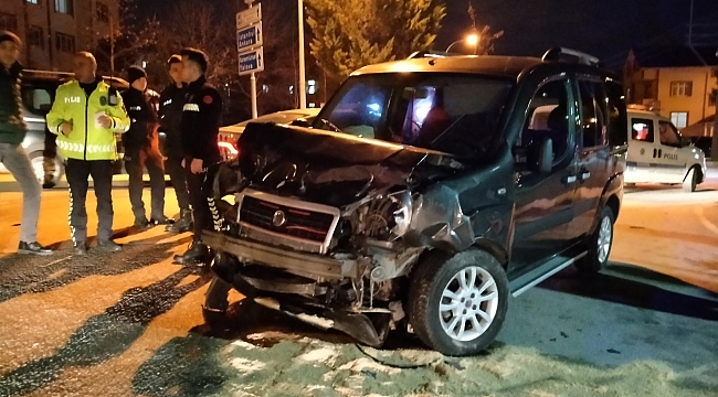 Otomobil ile hafif ticari araç kavşakta çarpıştı: 3 yaralı