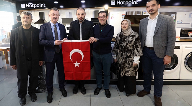 Başkan Büyükakın, esnaf ve vatandaşlara Türk bayrağı hediye etti