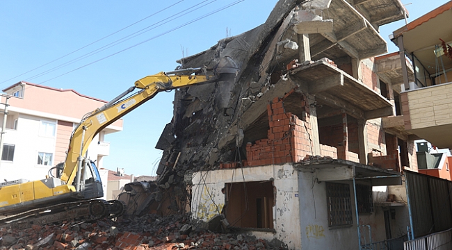 Çayırova Belediyesi tehlikeli binayı yıktı