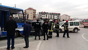 Darıca'da Öğrenci midibüsü ile hafif ticari araç çarpıştı: 27 yaralı