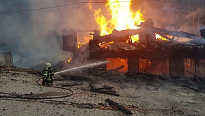 Kartepe'de ahşap restoran alev alev yandı