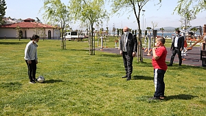 Başkan Bıyık, parkta çocukları karşıladı
