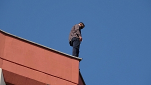 7 katlı binanın çatısındaki intihar girişimini görüntülediler