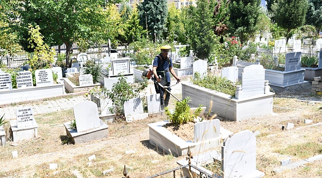 Çayırova'da mezarlıklar bayram hazır