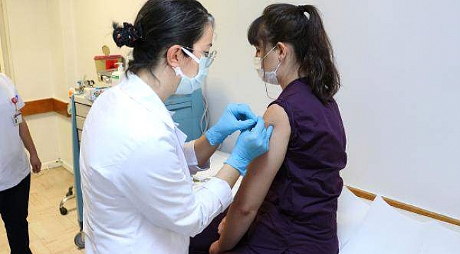 Türkiye'de ilk korona virüs aşısı vuruldu!