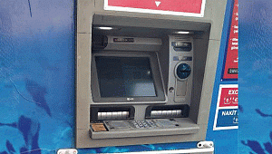Para çekemeyince ATM'yi kırdı