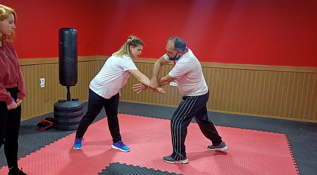 Dünya karate şampiyonu, kadınlara savunma sporları dersi veriyor