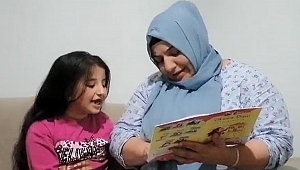 Uzaktan eğitim alan kızıyla birlikte okuma yazma öğrendi